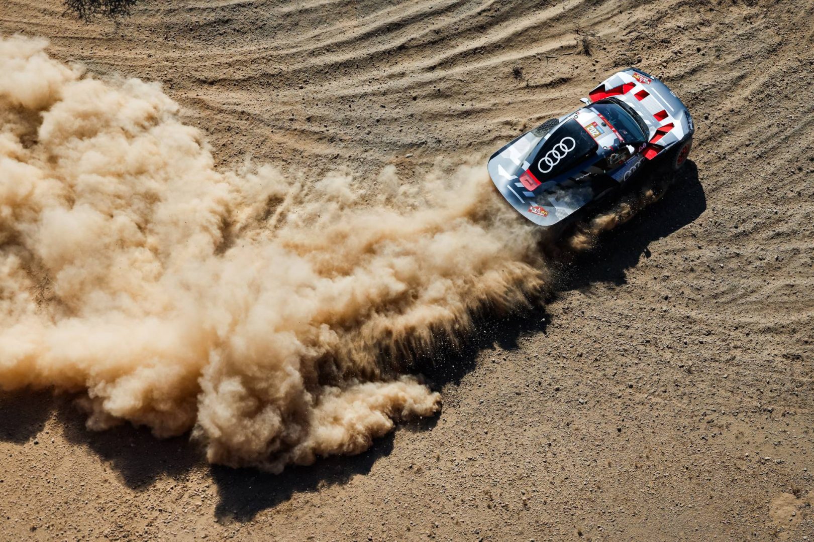 Audi consigue la primera victoria de un vehículo de propulsión eléctrica en el Rally Dakar con el RS Q e-tron y Carlos Sainz como piloto. V12MAGAZINE