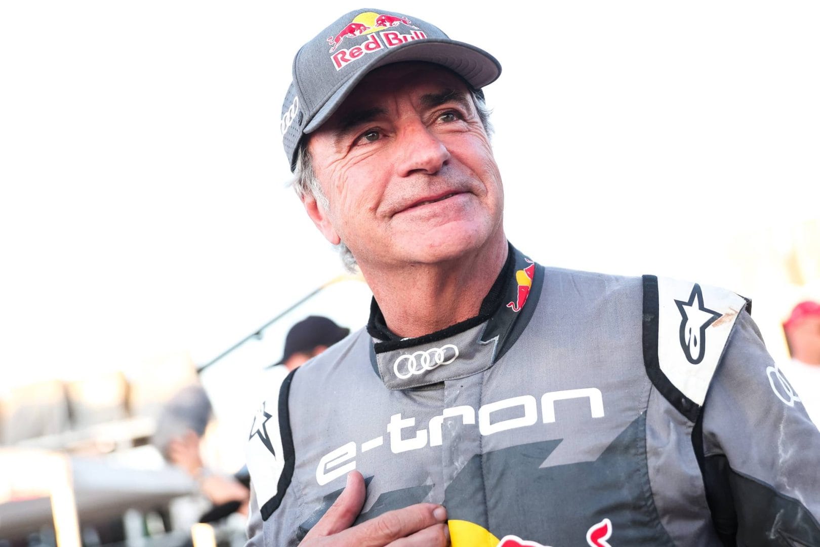 AUDI RS Q E-TRON HIZO HISTORIA EN EL DAKAR. GANA CON UN MOTOR DE PROPULSIÓN ELÉCTRICA V12MAGAZINE Audi consigue la primera victoria de un vehículo de propulsión eléctrica en el Rally Dakar con el RS Q e-tron y Carlos Sainz como piloto. V12MAGAZINE