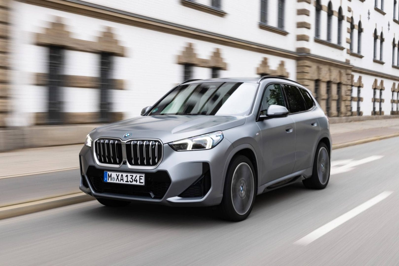 BMW GROUP LATINOAMÉRICA CELEBRA UN 2023 CON LIDERAZGO Y RÉCORD EN VENTAS V12MAGAZINE BMW Group vendió 48,577 automóviles BMW y MINI en la región durante 2023 y reafirma su posición de marca preferida por el 6° año consecutivo. V12MAGAZINE