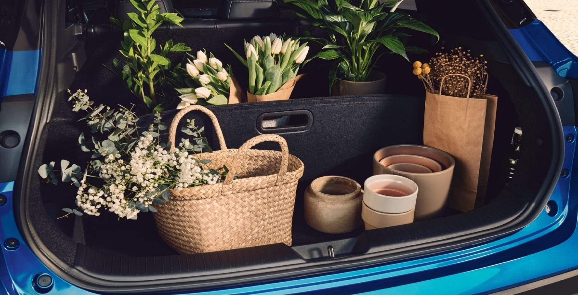 La QASHQAI ofrece proporciones ideales para la familia. Dispone de una paleta de colores vibrantes y una oferta de colores bitono, así como detalles modernos como faros de iluminación led, rieles de aluminio en el techo, sensores de proximidad, antena tipo aleta de tiburón y apertura de puerta de baúl con el sistema manos libres. V12MAGAZINE