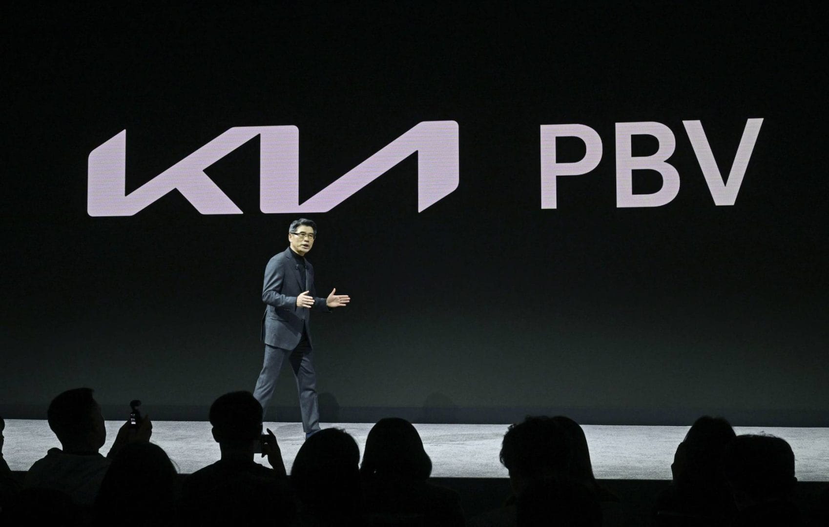 KIA PRESENTÓ EN EL CES 2024, SU PLATAFORMA PBV, BASE DE SUS FUTUROS MODELOS UTILITARIOS, LA CUAL PROMETE IR MÁS ALLA DE LA MOVILIDAD V12MAGAZINE Con la plataforma PVB, los vehículos y soluciones personalizadas aumentarán la versatilidad y abrirán posibilidades ilimitadas para todos. V12MAGAZINE