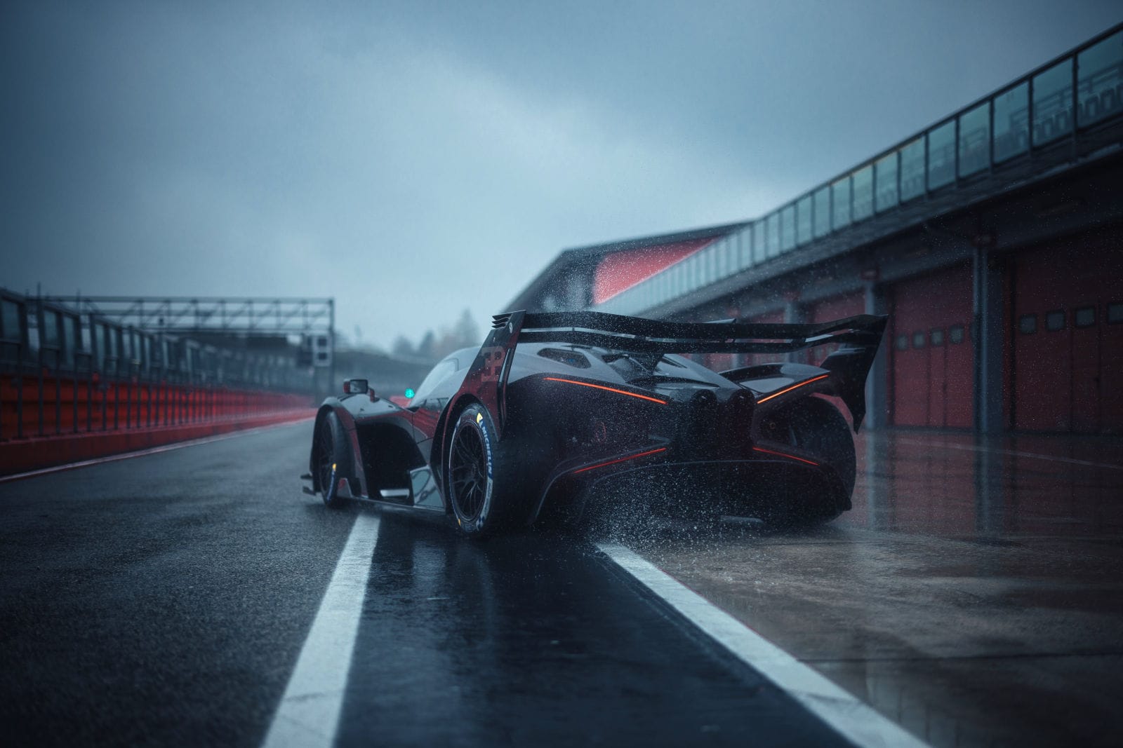 EL BUGATTI BOLIDE, EL REY DE LA PISTA CON LOS FRENOS MÁS GRANDES Y POTENTES DE LA HISTORIA V12MAGAZINE Así es el Bugatti Bolide, el último W16 de la historia con 1.600 caballos de potencia y solo 1.240 kg. Adiós al legendario motor de 16 cilindros. V12MAGAZINE