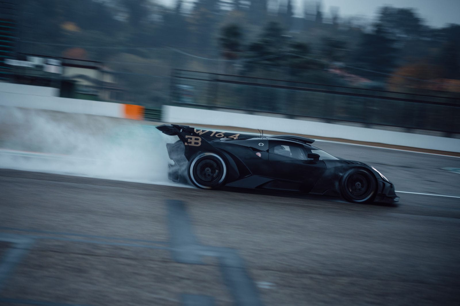 EL BUGATTI BOLIDE, EL REY DE LA PISTA CON LOS FRENOS MÁS GRANDES Y POTENTES DE LA HISTORIA V12MAGAZINE Así es el Bugatti Bolide, el último W16 de la historia con 1.600 caballos de potencia y solo 1.240 kg. Adiós al legendario motor de 16 cilindros. V12MAGAZINE