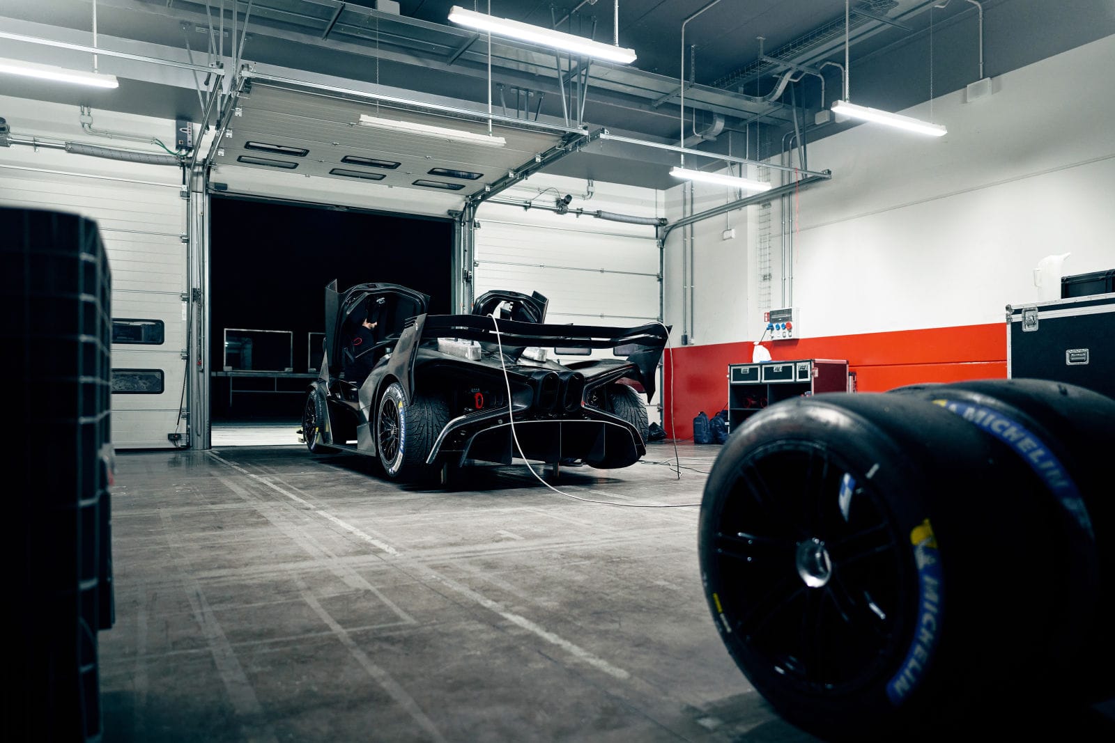 EL BUGATTI BOLIDE, EL REY DE LA PISTA CON LOS FRENOS MÁS GRANDES Y POTENTES DE LA HISTORIA V12MAGAZINE Así es el Bugatti Bolide, el último W16 de la historia con 1.600 caballos de potencia y solo 1.240 kg. Adiós al legendario motor de 16 cilindros. V12MAGAZINE
