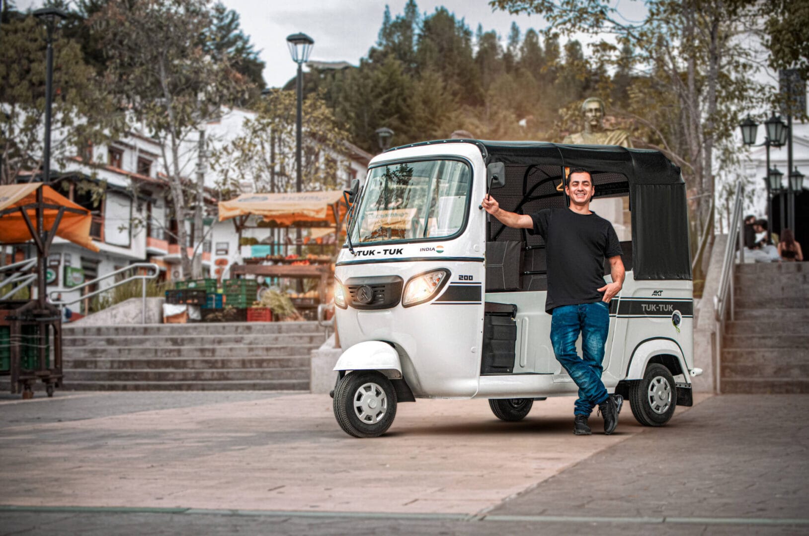 MOTOCARROS PODRÍAN GENERAR HASTA 48.000 EMPLEOS EN ZONAS MÁS NECESITADAS DE COLOMBIA V12MAGAZINE Los Motocarros tiene una eficiencia superior a los 80 km/galón, puede generar un ingreso diario entre 65 mil y 80 mil pesos. V12MAGAZINE