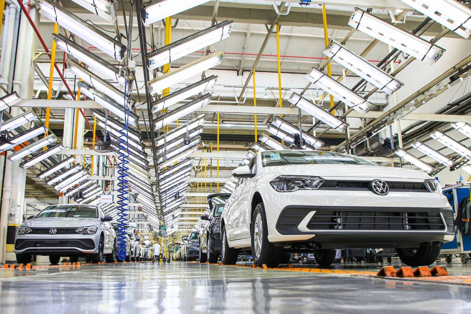 VOLKSWAGEN ANUNCIA IMPORTANTES INVERSIONES Y NOVEDADES PARA AMÉRICA LATINA V12MAGAZINE Volkswagen anuncia que trabajará en el desarrollo de 16 nuevos modelos hasta 2028, que incluyen tecnologías híbridas, eléctrica y Total. V12MAGAZINE