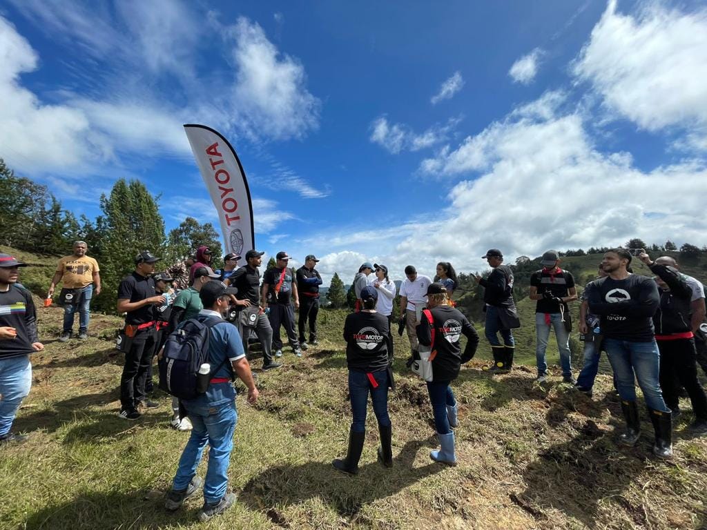ASÍ ES LA ESTRATEGÍA DE TOYOTA PARA SEGUIR CRECIENDO EN COLOMBIA DURANTE 2024 V12MAGAZINE Toyota, la segunda marca que más vendió en 2023, busca impulsar el sector automotor en Colombia a través de cuatro ejes estratégicos. V12MAGAZINE
