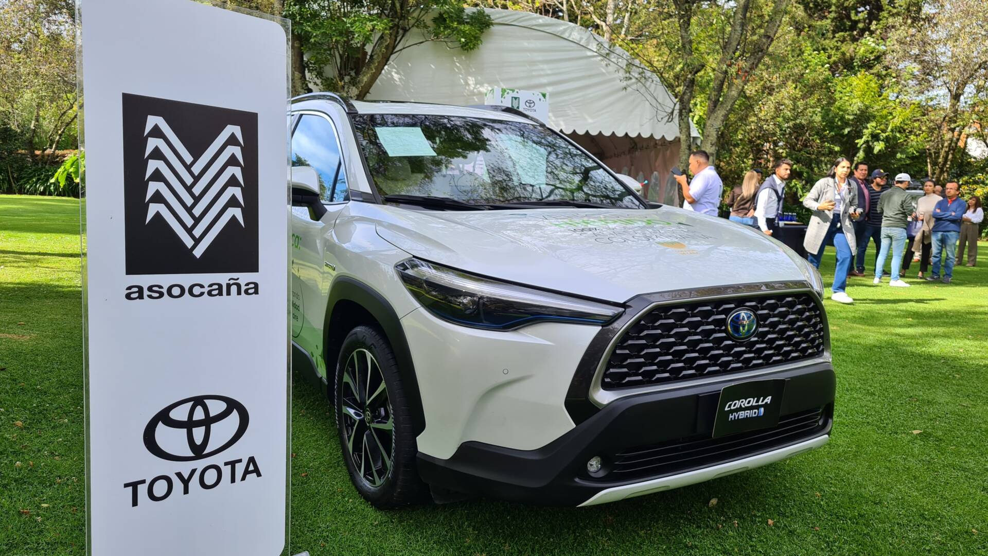 ASÍ ES LA ESTRATEGÍA DE TOYOTA PARA SEGUIR CRECIENDO EN COLOMBIA DURANTE 2024 V12MAGAZINE Toyota, la segunda marca que más vendió en 2023, busca impulsar el sector automotor en Colombia a través de cuatro ejes estratégicos. V12MAGAZINE