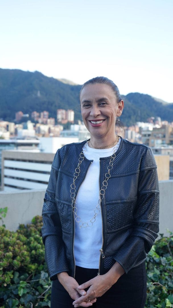 LA MAQUINARIA AMARILLA EN COLOMBIA ESTRENA INNOVADOR MECANISMO DE COMPRA V12MAGAZINE Las ventas de maquinaria amarilla en subasta aumentaron un 101.84% en el último año. Ahora cuenta con un método de compra efectivo. V12MAGAZINE