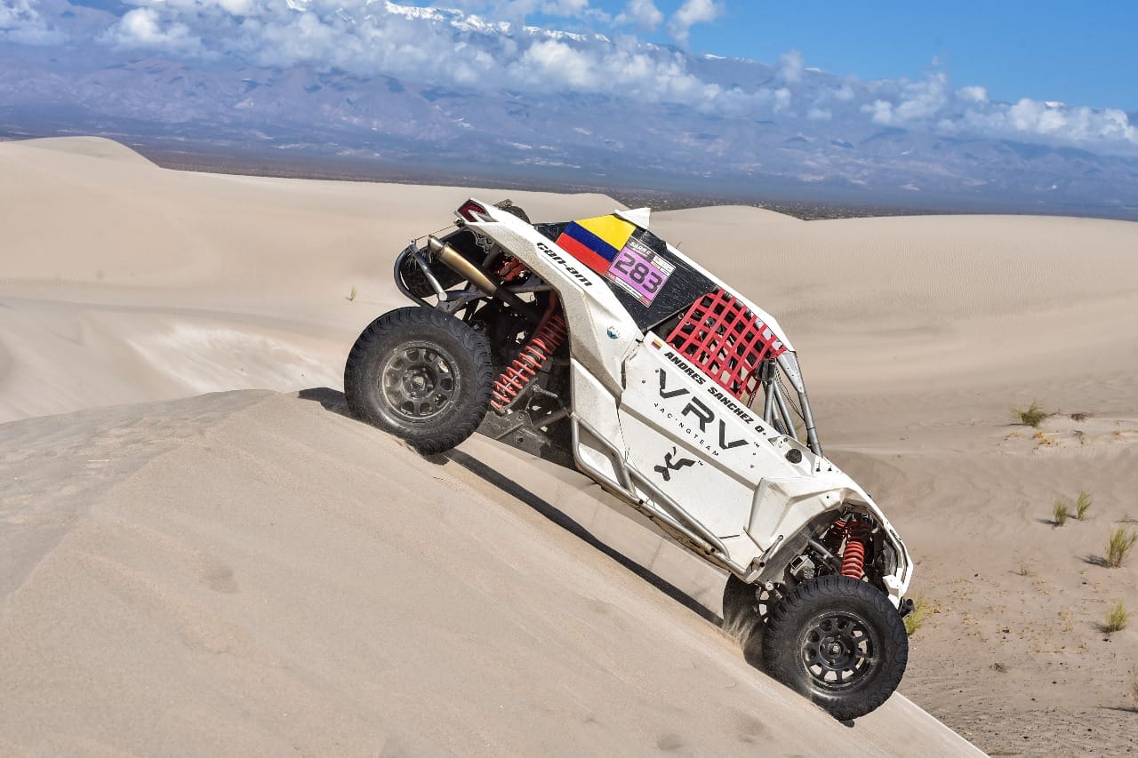 COLOMBIANOS SE CORONAN CAMPEONES EN EL SURAMERICANO RALLY RAID EN ARGENTINA V12MAGAZINE Los pilotos colombianos, que cuenta con el apoyo de Los Coches, se quedó con la victoria en la categoría UTV T3.3, a bordo de un Can Am Maverick. V12MAGAZINE