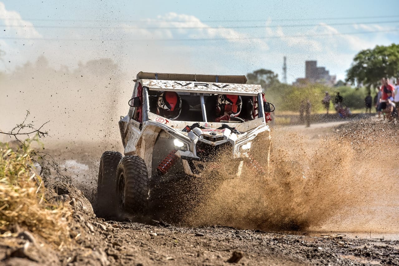 COLOMBIANOS SE CORONAN CAMPEONES EN EL SURAMERICANO RALLY RAID EN ARGENTINA V12MAGAZINE Los pilotos colombianos, que cuenta con el apoyo de Los Coches, se quedó con la victoria en la categoría UTV T3.3, a bordo de un Can Am Maverick. V12MAGAZINE