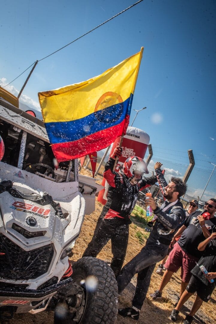 COLOMBIANOS SE CORONAN CAMPEONES EN EL SURAMERICANO RALLY RAID EN ARGENTINA V12MAGAZINE Los pilotos colombianos, que cuenta con el apoyo de Los Coches, se quedó con la victoria en la categoría UTV T3.3, a bordo de un Can Am Maverick. V12MAGAZINE