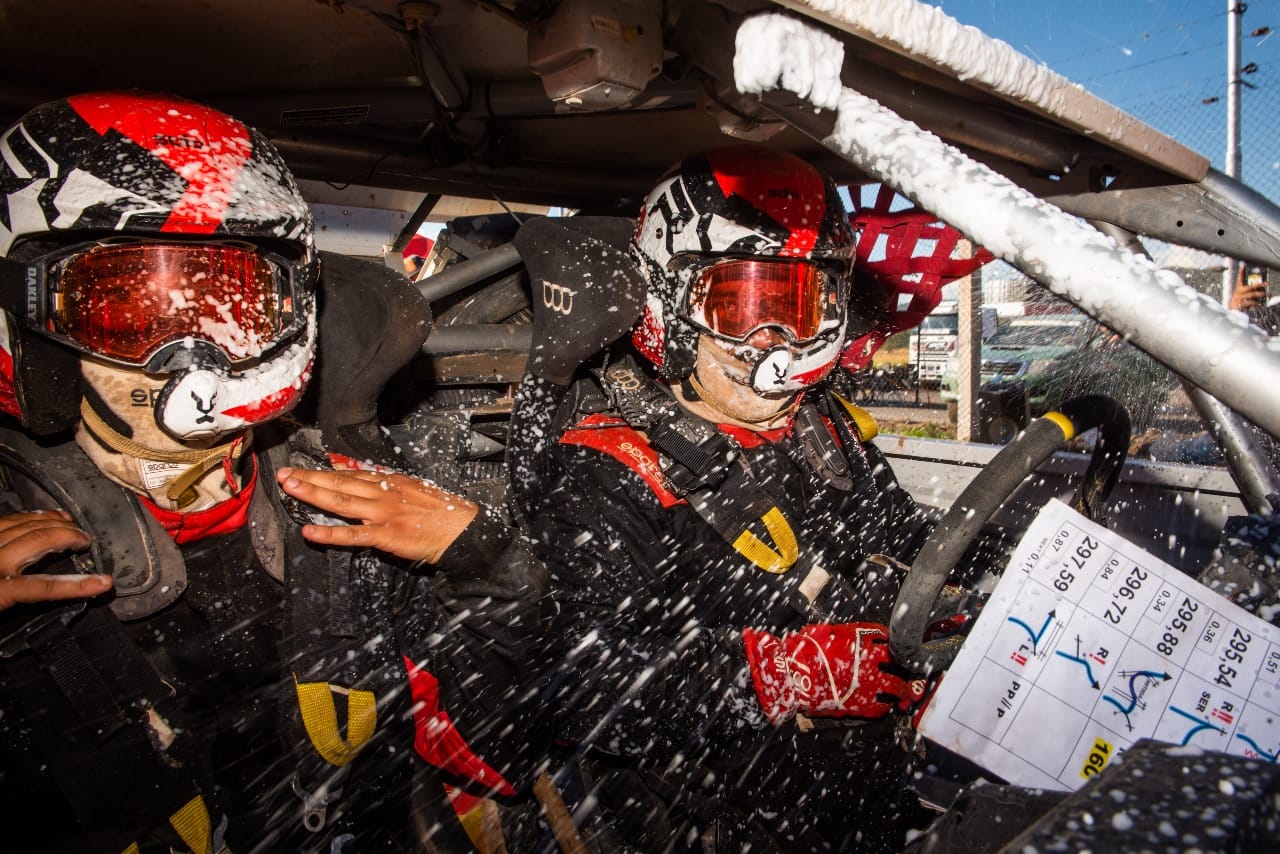 COLOMBIANOS SE CORONAN CAMPEONES EN EL SURAMERICANO RALLY RAID EN ARGENTINA V12MAGAZINE Los pilotos colombianos, que cuenta con el apoyo de Los Coches, se quedó con la victoria en la categoría UTV T3.3, a bordo de un Can Am Maverick. V12MAGAZINE
