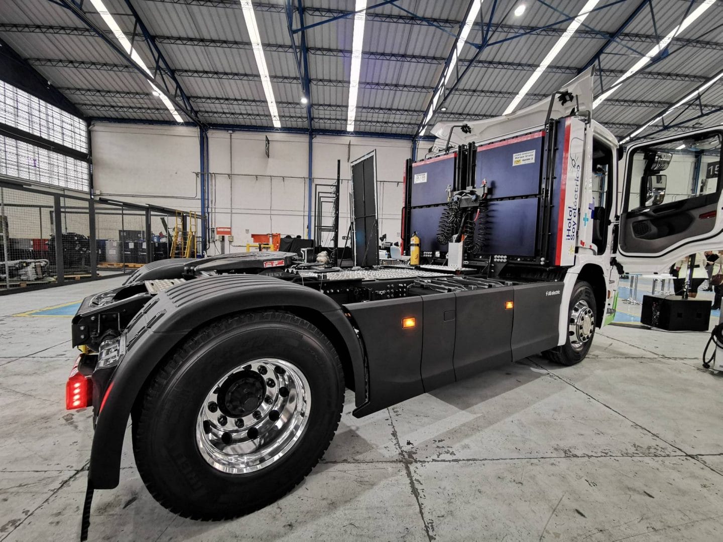 SCANIA Y PEPSICO PRESENTAN EL PRIMER TRACTOCAMIÓN ELÉCTRICO QUE REVOLUCIONARÁ EL MERCADO V12MAGAZINE Scania Y Pepsico reafirman su compromiso con el cuidado del medioambiente y resaltan su propósito por construir un futuro sostenible. V12MAGAZINE