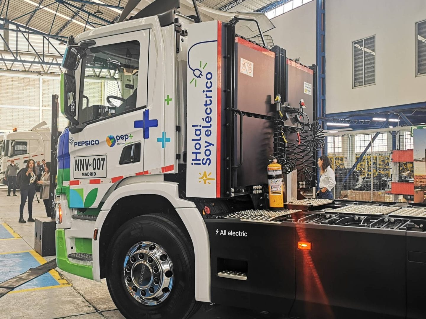 SCANIA Y PEPSICO PRESENTAN EL PRIMER TRACTOCAMIÓN ELÉCTRICO QUE REVOLUCIONARÁ EL MERCADO V12MAGAZINE Scania y Pepsico