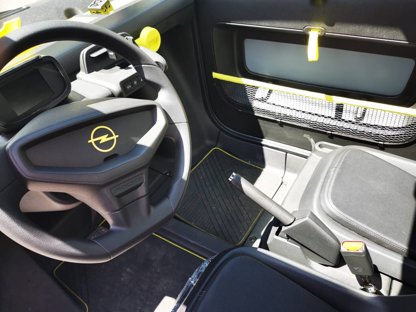 el Opel Rocks-e tiene una batería de 5,5 kWh, se puede recargarse hasta en 4 horas en un tomacorriente común de 110 voltios. V12MAGAZINE