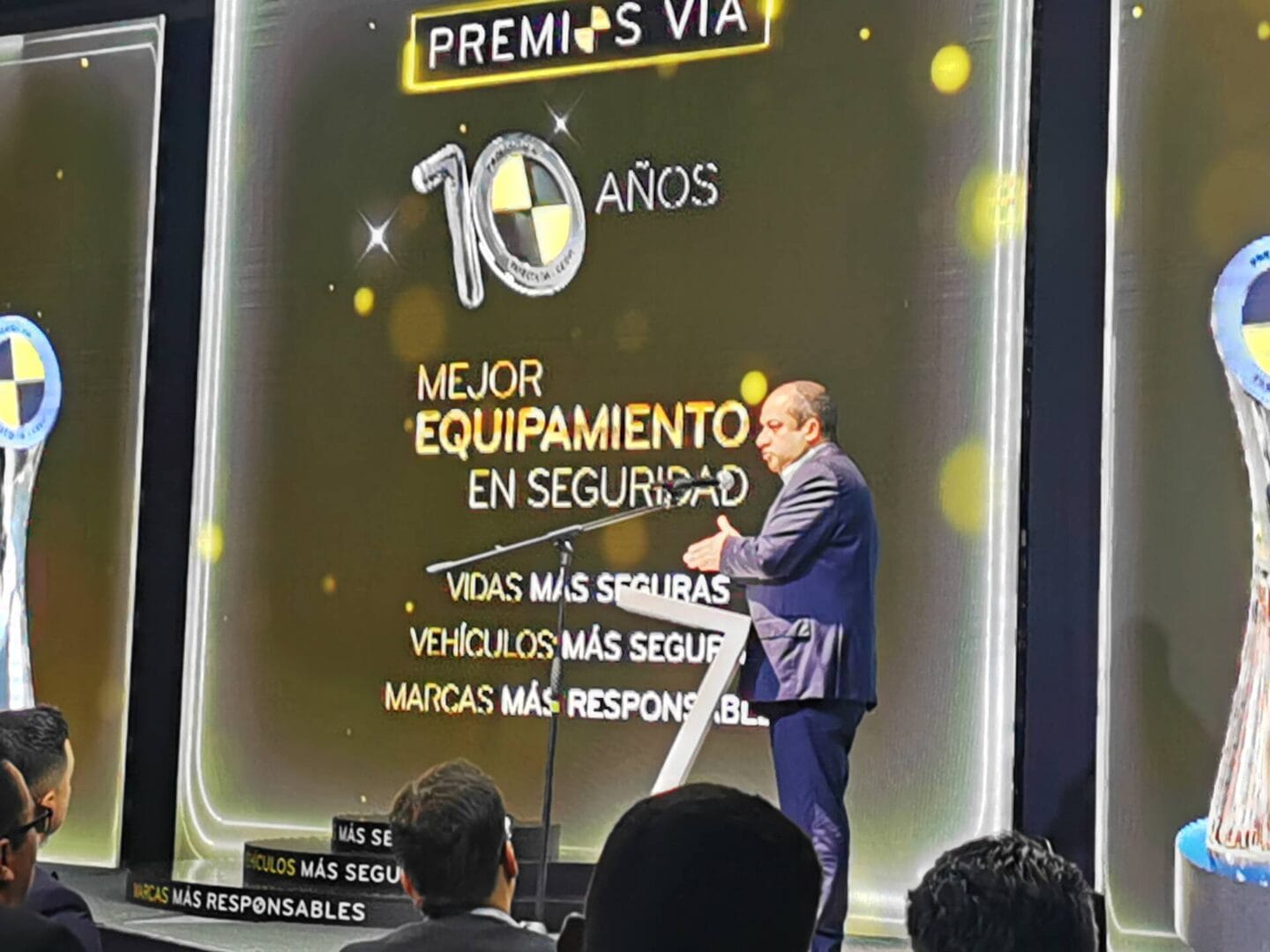PREMIOS VÍA: RECONOCIMIENTO A LOS VEHÍCULOS MÁS SEGUROS, MEJOR COSTO DE REPARACIÓN Y SERVICIO POSVENTA V12MAGAZINE Los premios Vía también reconoció a la marca de motocicletas que incorpora mayores estándares de calidad y a la ciudad más VIAble. V12MAGAZINE