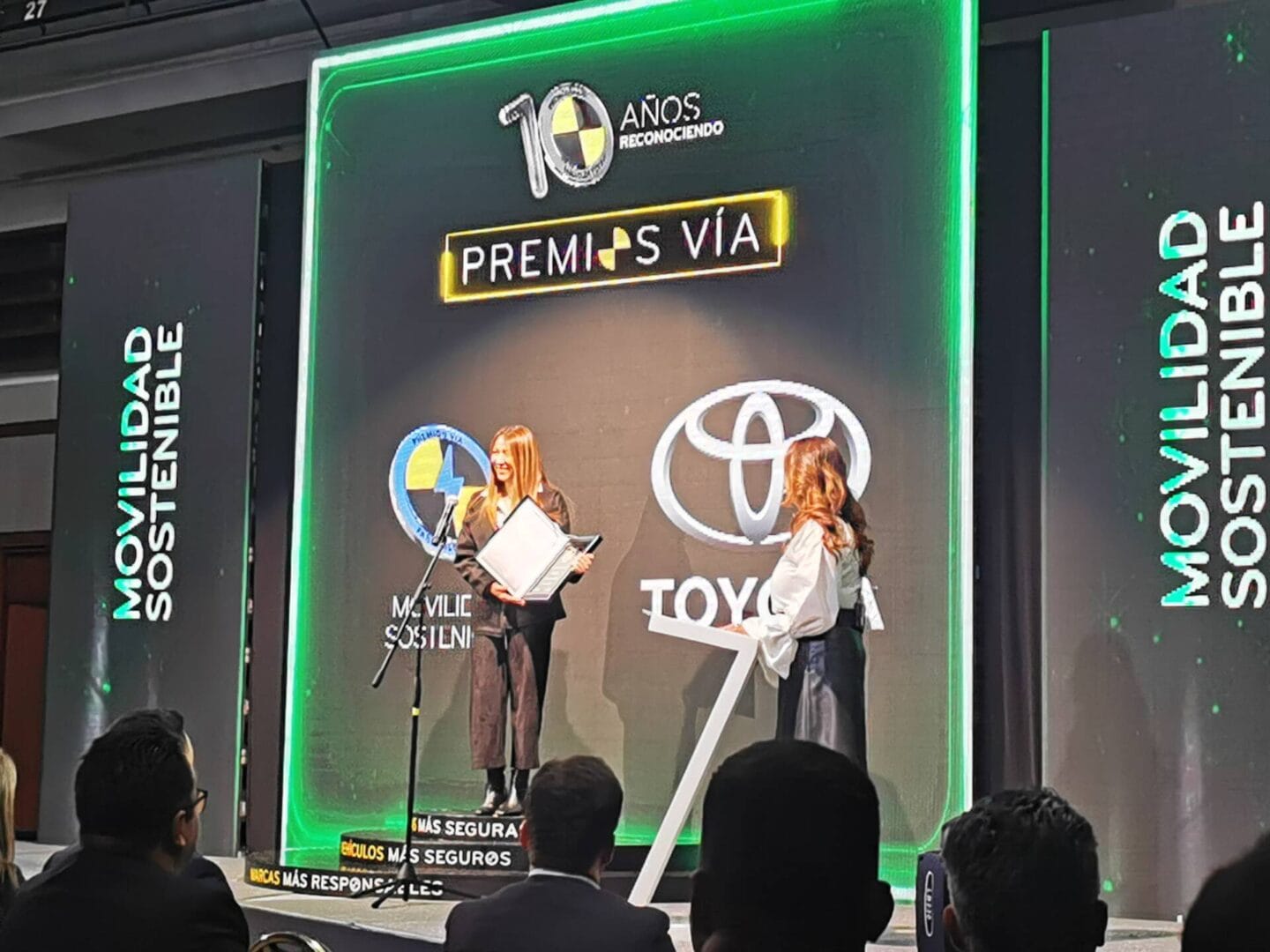 PREMIOS VÍA: RECONOCIMIENTO A LOS VEHÍCULOS MÁS SEGUROS, MEJOR COSTO DE REPARACIÓN Y SERVICIO POSVENTA V12MAGAZINE Los premios Vía también reconoció a la marca de motocicletas que incorpora mayores estándares de calidad y a la ciudad más VIAble. V12MAGAZINE