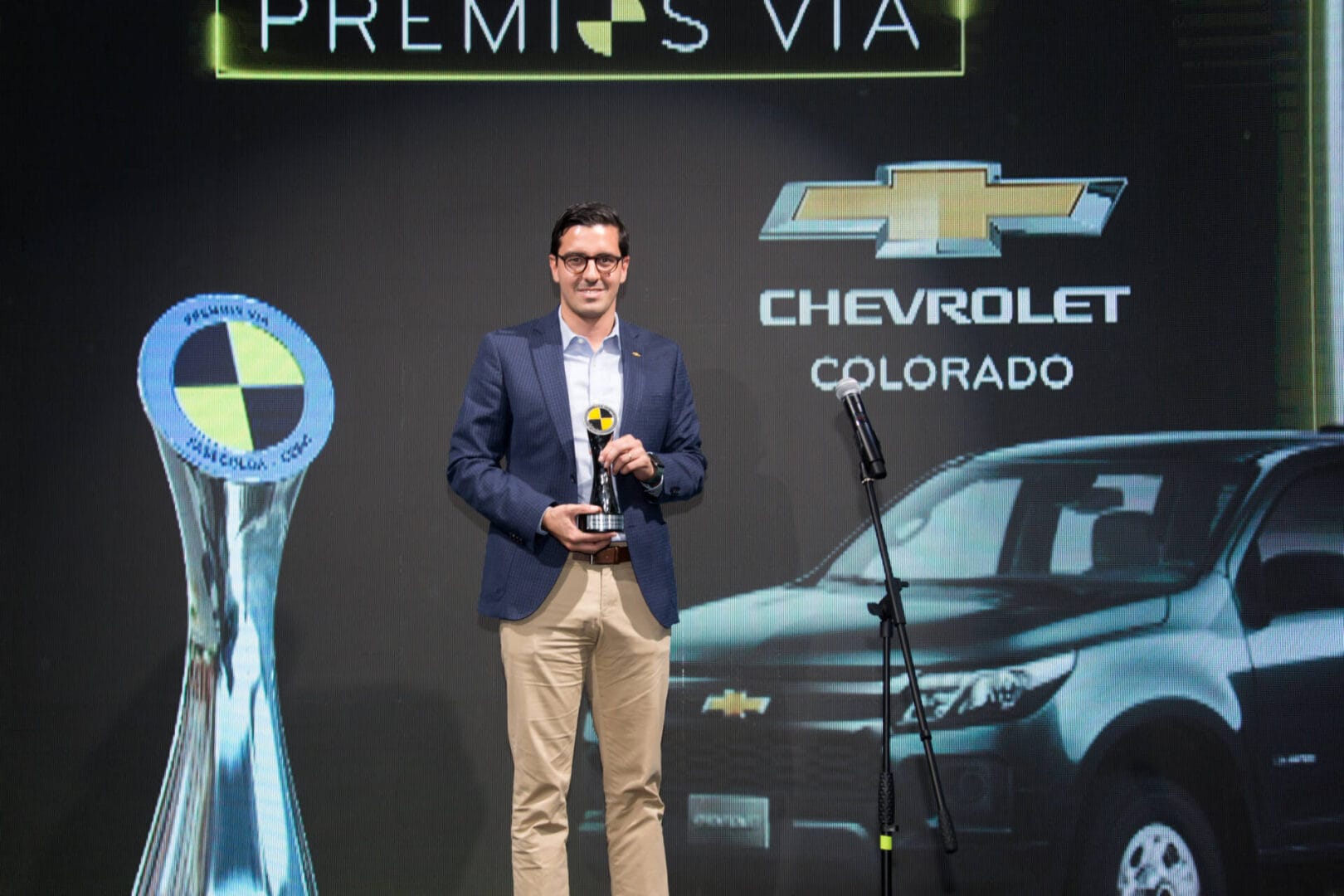 CHEVROLET GANA EN CUATRO CATEGORÍAS DE LOS PREMIOS VÍA EN SU DÉCIMA VERSIÓN V12MAGAZINE Durante la décima edición de los Premios Vía, una iniciativa liderada por Fasecolda y Cesvi, Chevrolet se destacó como una de las marcas líderes en la industria automotriz colombiana, recibiendo cuatro premios que subrayan su compromiso con la calidad, seguridad y la innovación. V12MAGAZINE