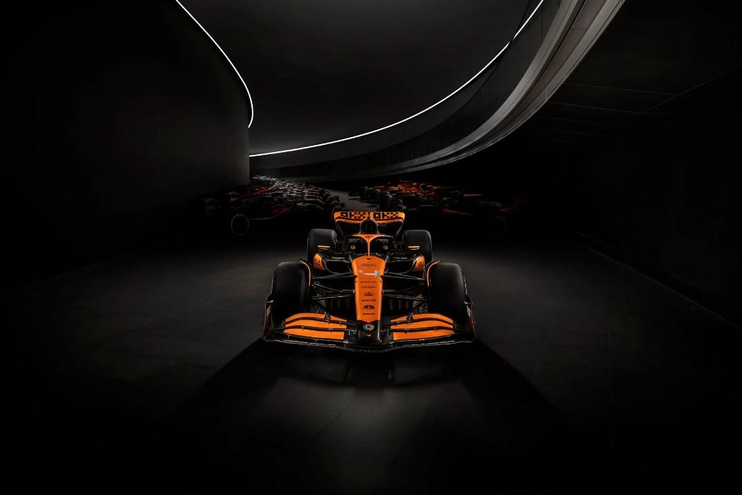 ¿QUÉ TIENE DE NUEVO EL MCLAREN MCL38 PARA LA TEMPORADA 2024 DE FÓRMULA UNO? V12MAGAZINE El McLaren MCL38 busca ser protagonista este año e incorpora elementos favoritos de los fanáticos de papaya y antracita con un toque de cromo. V12MAGAZINE