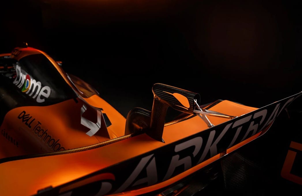 ¿QUÉ TIENE DE NUEVO EL MCLAREN MCL38 PARA LA TEMPORADA 2024 DE FÓRMULA UNO? V12MAGAZINE El McLaren MCL38 busca ser protagonista este año e incorpora elementos favoritos de los fanáticos de papaya y antracita con un toque de cromo. V12MAGAZINE