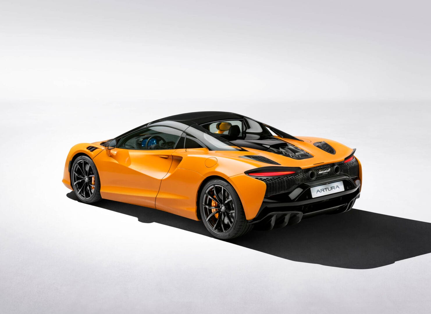 MCLAREN ARTURA SPIDER: EL CONVERTIBLE HÍBRIDO QUE REDEFINE EL RENDIMIENTO EXTREMO CON 700 CABALLOS DE POTENCIA V12MAGAZINE El McLaren Artura Spider equipa un motor V6 de 3.0 litros y junto a un motor eléctrico, pueden acelerar 0-100 km/h en 3,0 segundos. V12MAGAZINE