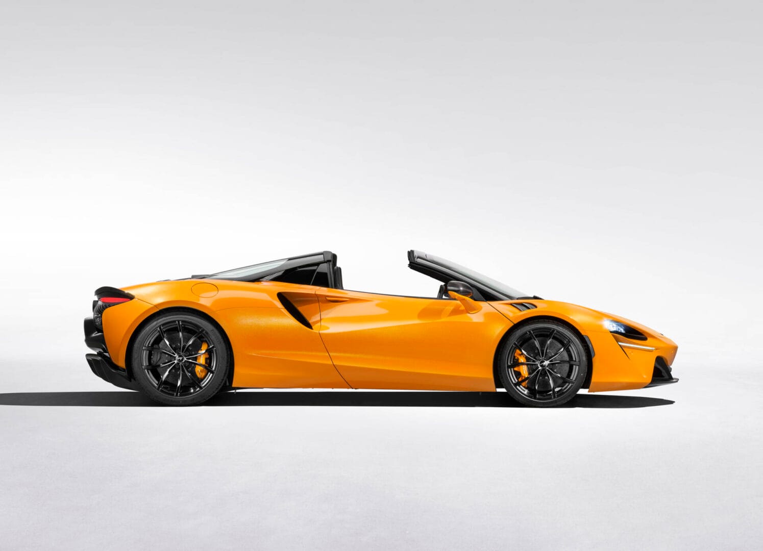 MCLAREN ARTURA SPIDER: EL CONVERTIBLE HÍBRIDO QUE REDEFINE EL RENDIMIENTO EXTREMO CON 700 CABALLOS DE POTENCIA V12MAGAZINE El McLaren Artura Spider equipa un motor V6 de 3.0 litros y junto a un motor eléctrico, pueden acelerar 0-100 km/h en 3,0 segundos. V12MAGAZINE