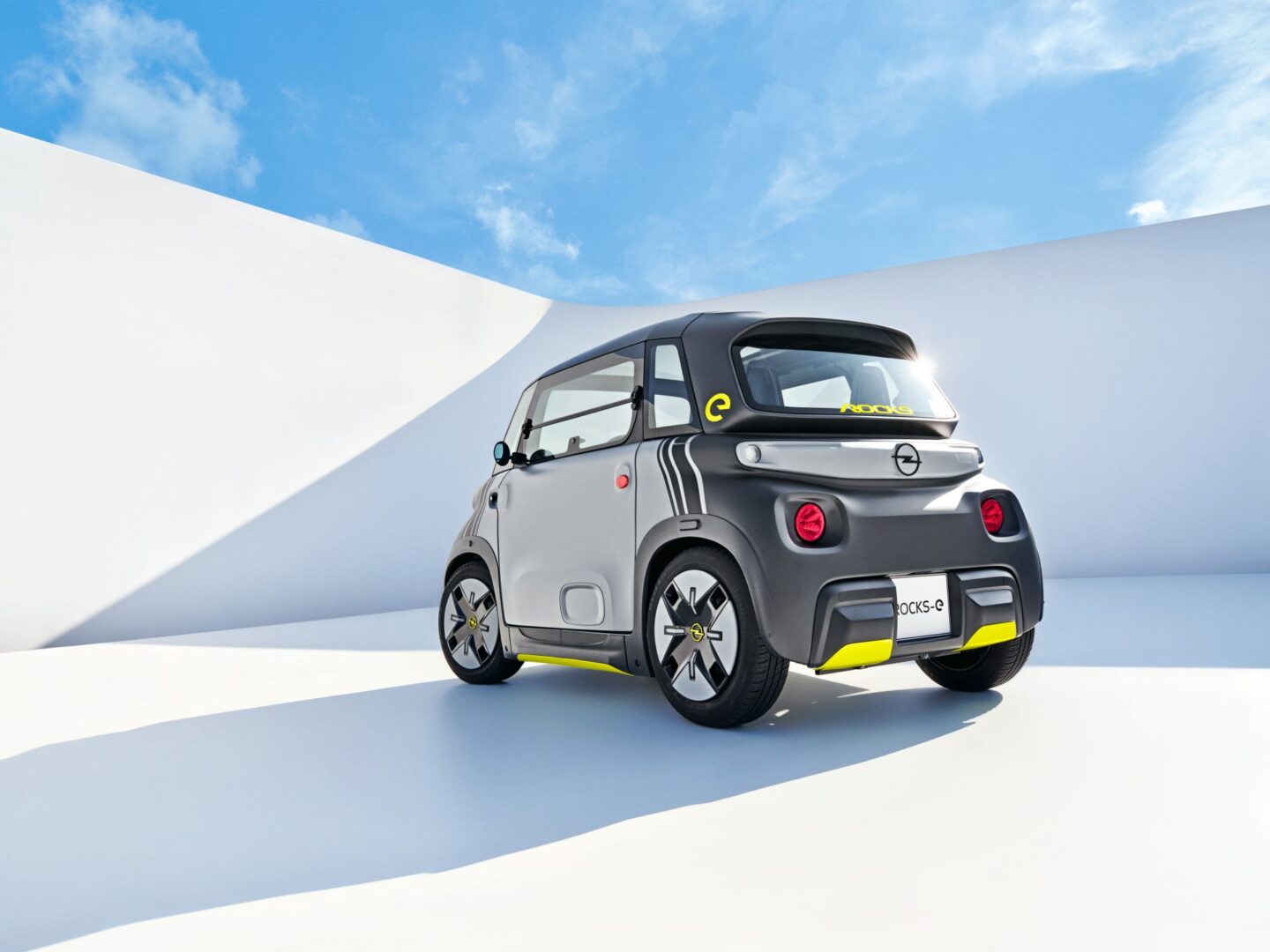 el Opel Rocks-e tiene una batería de 5,5 kWh, se puede recargarse hasta en 4 horas en un tomacorriente común de 110 voltios. V12MAGAZINE