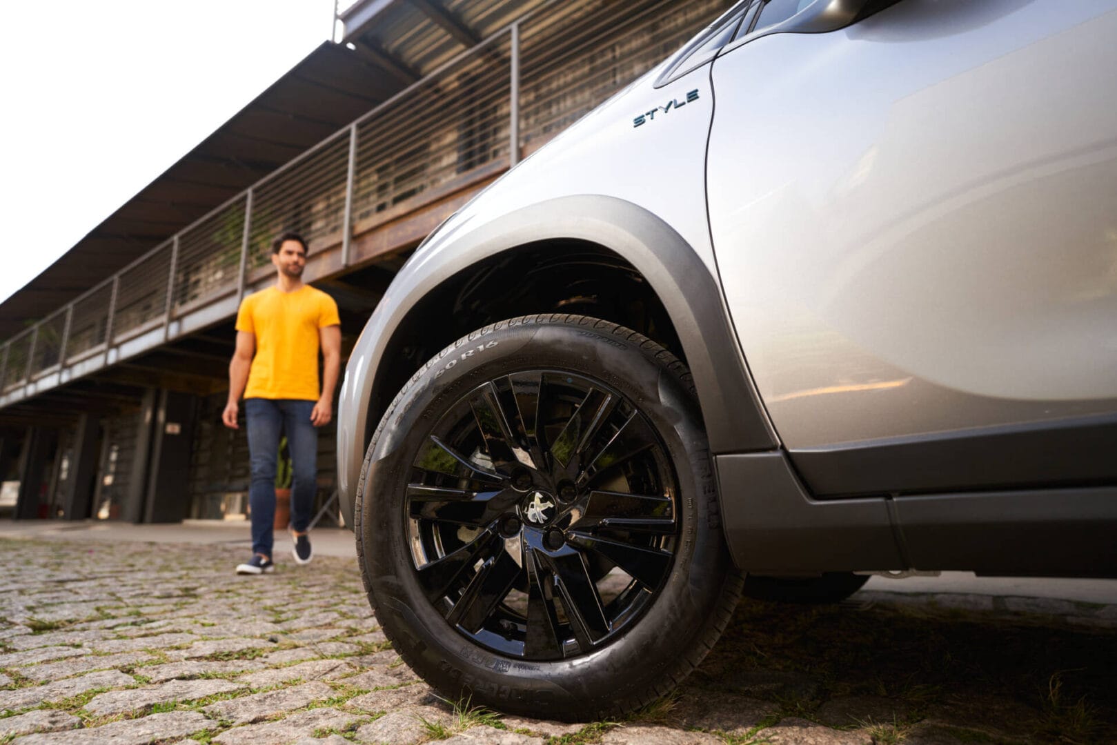 LOS PEUGEOT 2008 STYLE Y LA 3008 RUGIRÁN EN LOS CENTROS COMERCIALES MULTIPLAZA Y MALLPLAZA NQS V12MAGAZINE Peugeot, la icónica marca francesa, está llevando a cabo una emocionante gira de exhibiciones en Bogotá de sus SUVs más destacadas. V12MAGAZINE