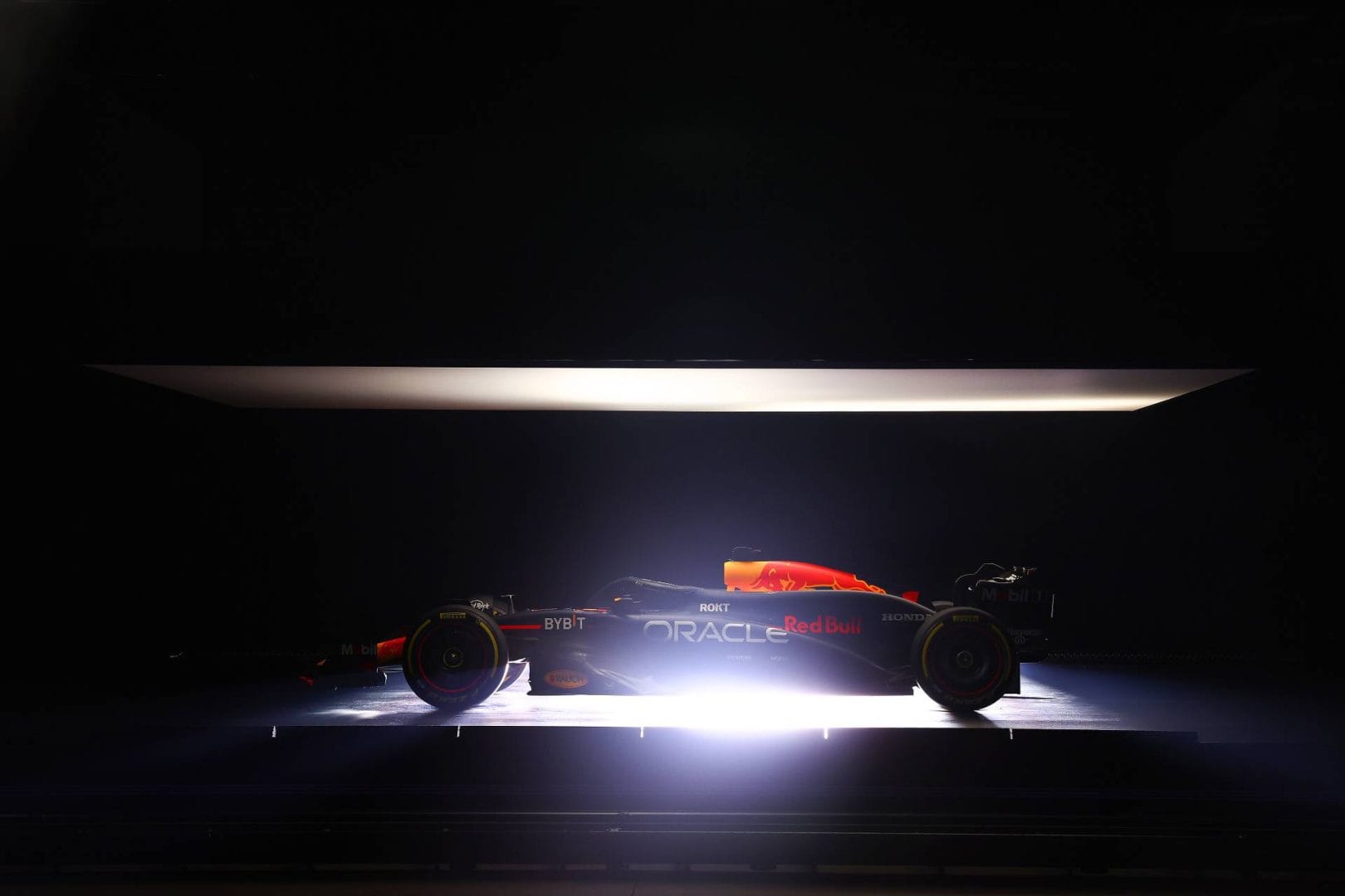 REDBULL RB20 Y SUS ARRIESGADOS CAMBIOS PARA SEGUIR DOMINANDO LA F1 EN 2024 V12MAGAZINE Red Bull se embarcó en su 20ª temporada en la Fórmula 1, siendo el último equipo en desvelar su nuevo monoplaza para la temporada 2024. V12MAGAZINE