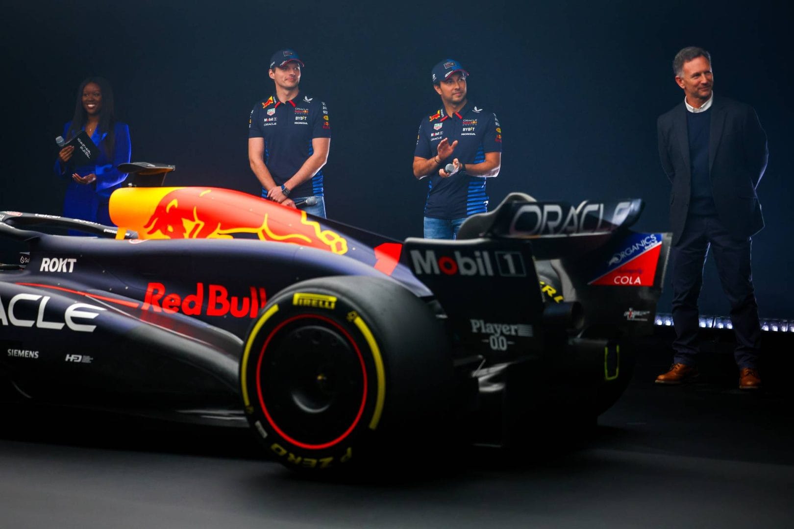 REDBULL RB20 Y SUS ARRIESGADOS CAMBIOS PARA SEGUIR DOMINANDO LA F1 EN 2024 V12MAGAZINE Red Bull se embarcó en su 20ª temporada en la Fórmula 1, siendo el último equipo en desvelar su nuevo monoplaza para la temporada 2024. V12MAGAZINE