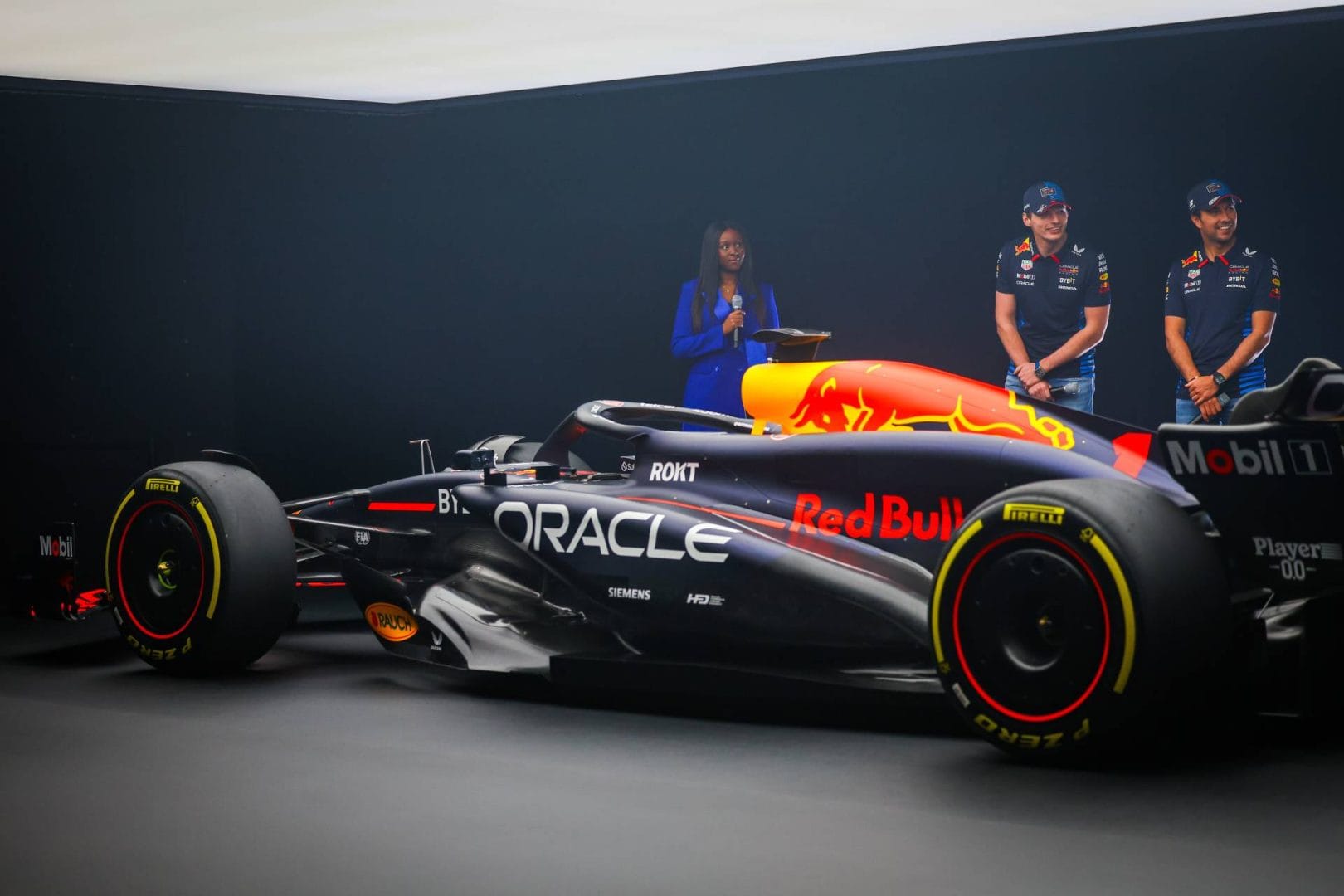 REDBULL RB20 Y SUS ARRIESGADOS CAMBIOS PARA SEGUIR DOMINANDO LA F1 EN 2024 V12MAGAZINE Red Bull se embarcó en su 20ª temporada en la Fórmula 1, siendo el último equipo en desvelar su nuevo monoplaza para la temporada 2024. V12MAGAZINE