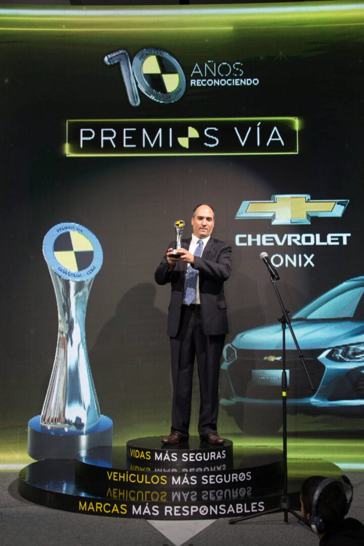 CHEVROLET GANA EN CUATRO CATEGORÍAS DE LOS PREMIOS VÍA EN SU DÉCIMA VERSIÓN V12MAGAZINE Durante la décima edición de los Premios Vía, una iniciativa liderada por Fasecolda y Cesvi, Chevrolet se destacó como una de las marcas líderes en la industria automotriz colombiana, recibiendo cuatro premios que subrayan su compromiso con la calidad, seguridad y la innovación. V12MAGAZINE
