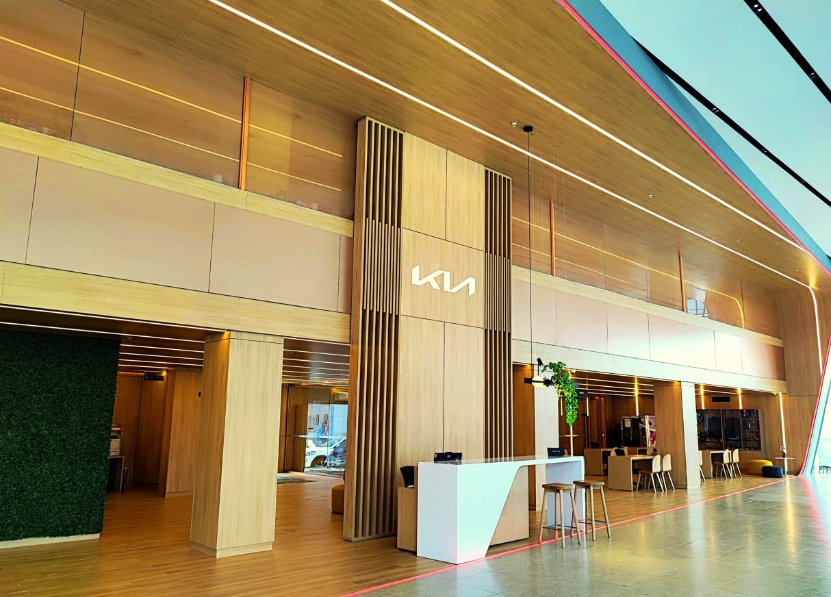 METROKIA ABRE LAS PUERTAS DE SU RENOVADA VITRINA EN ENVIGADO CON LA NUEVA IMAGEN DE KIA V12MAGAZINE Metrokia realizó en esta vitrina una inversión cercana a los $ 3.000 millones la cual exhibe la filosofía “Opuestos Unidos” de innovación y movilidad sostenible. V12MAGAZINE