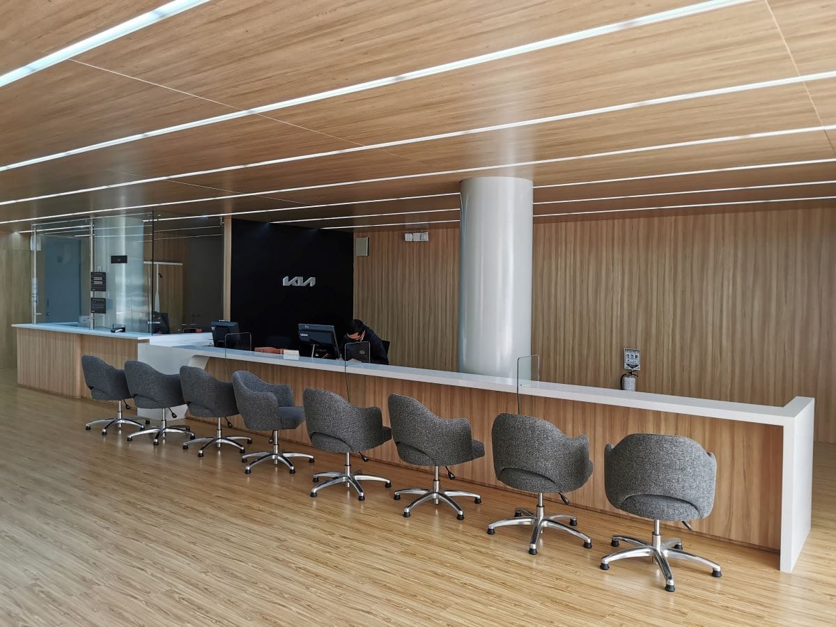 METROKIA ABRE LAS PUERTAS DE SU RENOVADA VITRINA EN ENVIGADO CON LA NUEVA IMAGEN DE KIA V12MAGAZINE Metrokia realizó en esta vitrina una inversión cercana a los $ 3.000 millones la cual exhibe la filosofía “Opuestos Unidos” de innovación y movilidad sostenible. V12MAGAZINE