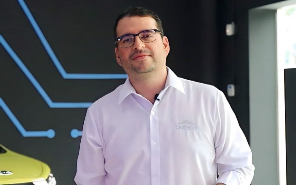 AUTECO LIDERA LA TRANSICIÓN A LA MOVILIDAD ELÉCTRICA DEL PAÍS V12MAGAZINE Auteco lidera las ventas de vehículos eléctricos en Colombia, con una diferencia de 256 unidades por encima de la marca que ocupa el segundo lugar. V12MAGAZINE