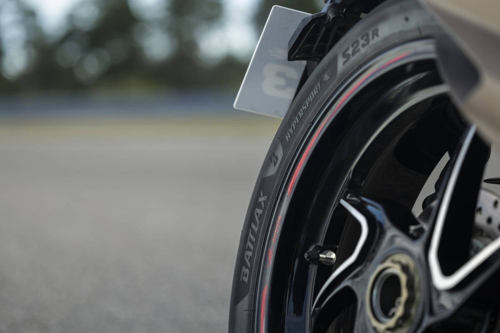 ¿LLANTAS PREMIUM O ECONÓMICAS? UNA ELECCIÓN QUE IMPACTA EN LA CONDUCCIÓN V12MAGAZINE Las llantas impactan directamente en la comodidad y seguridad del auto. Una referencia económica requerirá de reemplazos frecuentes. V12MAGAZINE