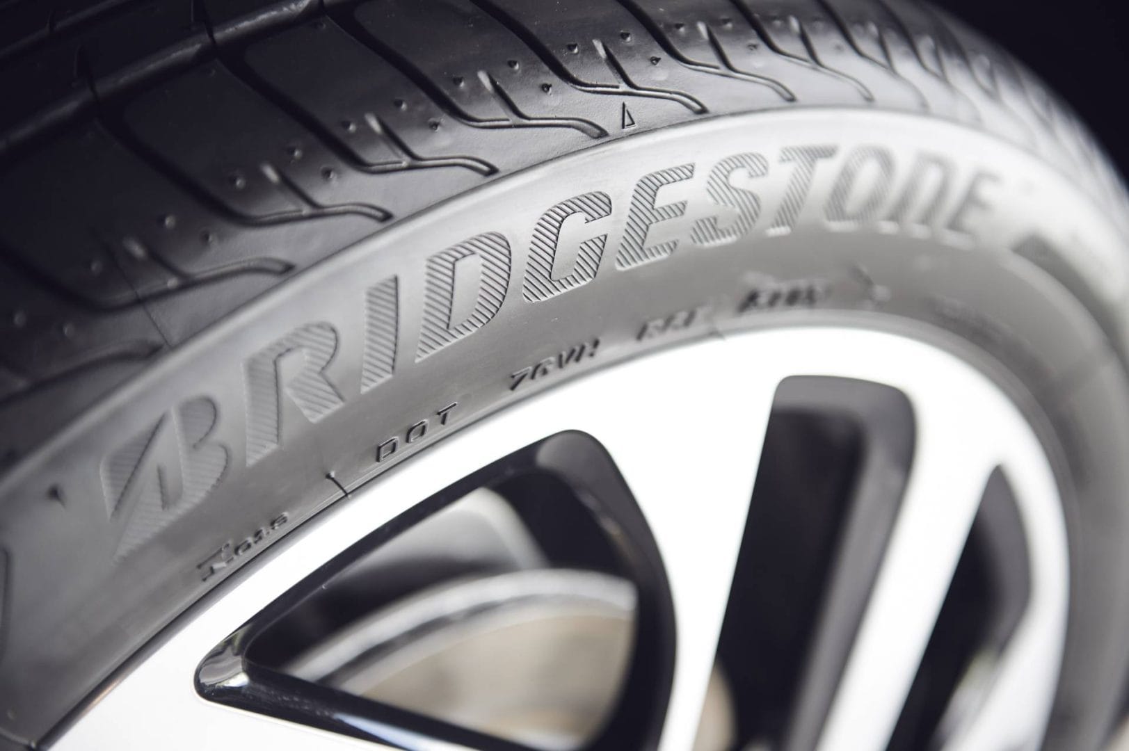 BRIDGESTONE: EL ALIADO PERFECTO QUE NECESITAS EN EL CAMINO V12MAGAZINE Bridgestone es una multinacional reconocida por su alta calidad, y ahora se posiciona por ofrecer soluciones de movilidad sostenible para los clientes. V12MAGAZINE