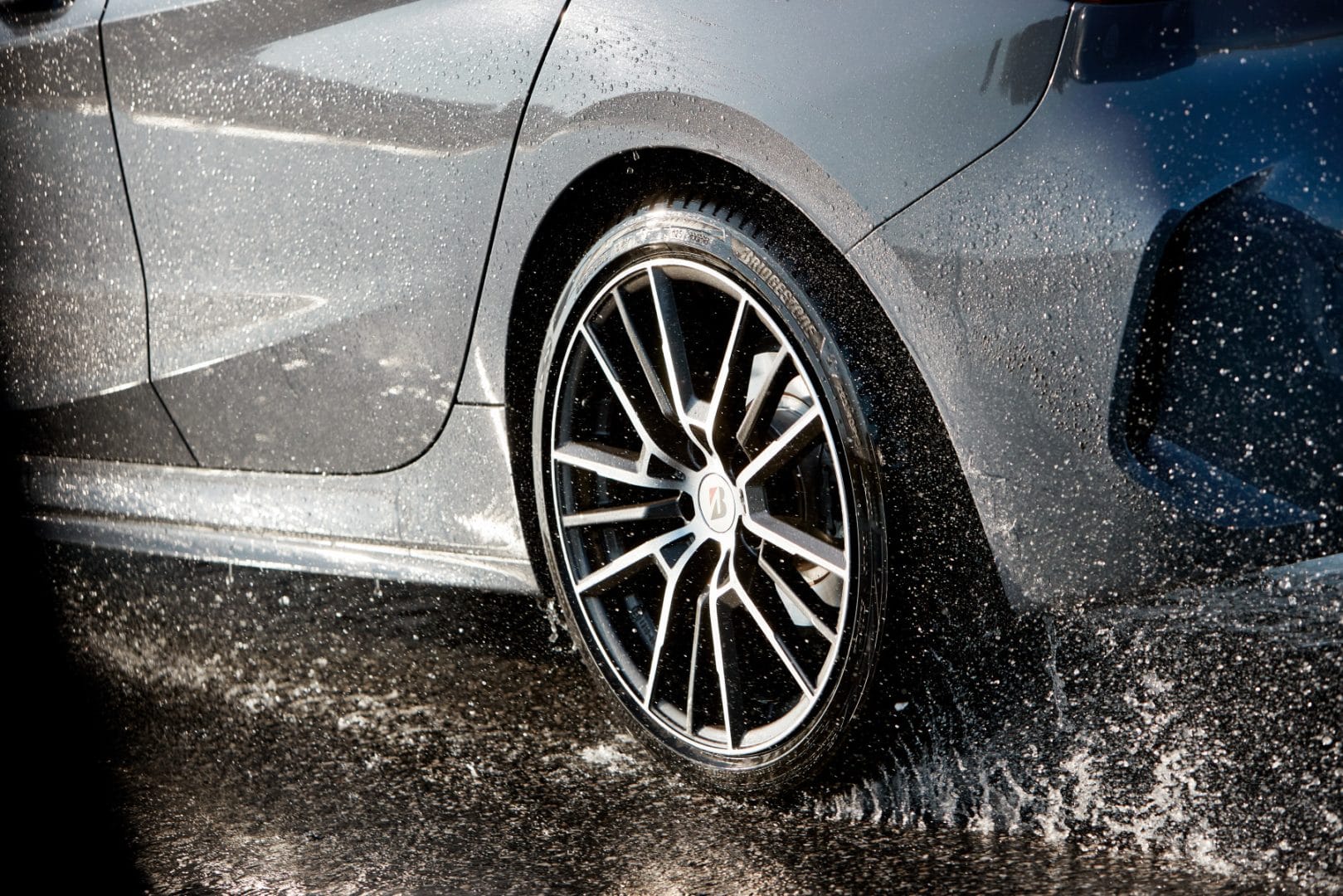 BRIDGESTONE: EL ALIADO PERFECTO QUE NECESITAS EN EL CAMINO V12MAGAZINE Bridgestone es una multinacional reconocida por su alta calidad, y ahora se posiciona por ofrecer soluciones de movilidad sostenible para los clientes. V12MAGAZINE