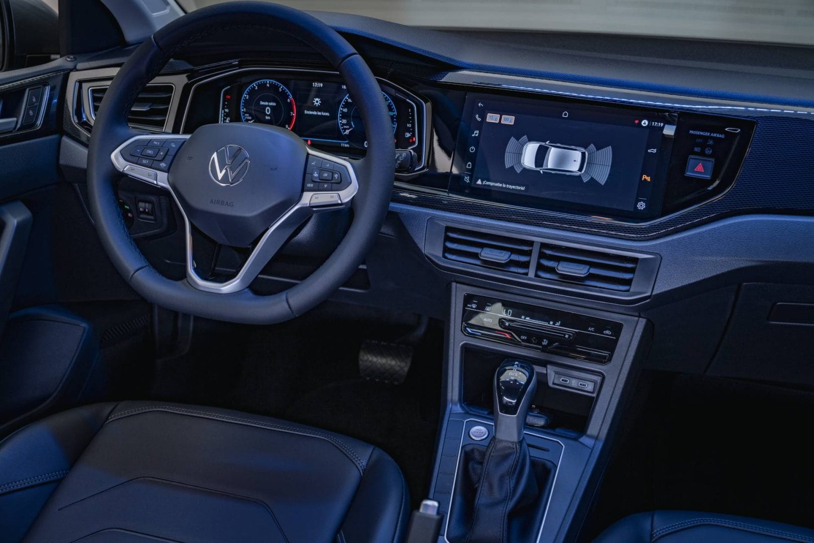 VOLKSWAGEN POLO AMPLÍA SU FAMILIA DE VERSIONES EN COLOMBIA. ESTAS SON SUS CARACTERÍSTICAS Y PRECIOS V12MAGAZINE Al Volkswagen Polo Track, se suman las versiones Trendline, Highline y GTS con una actualización en diseño, tecnología y tren motriz. V12MAGAZINE