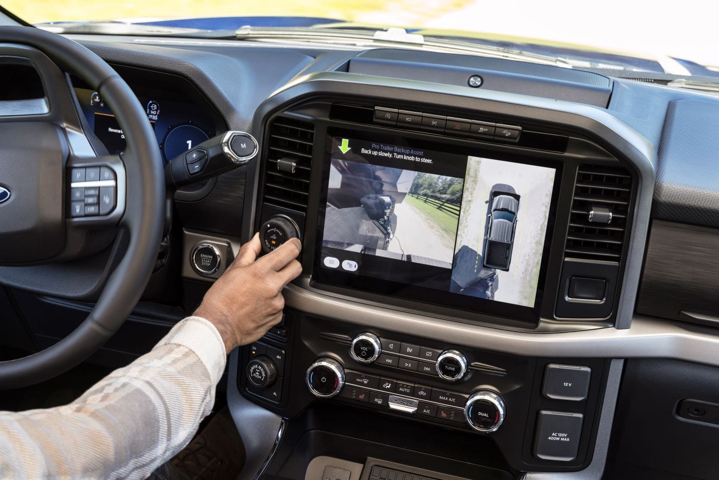 TRES TECNOLOGÍAS QUE DEBERÍA TENER SU VEHÍCULO PARA DISFRUTAR DE UN VIAJE POR CARRETERA V12MAGAZINE Ford Motor Colombia comparte tres tecnologías importantes para viajar: asistencias de conducción, entretenimiento, y seguridad. V12MAGAZINE