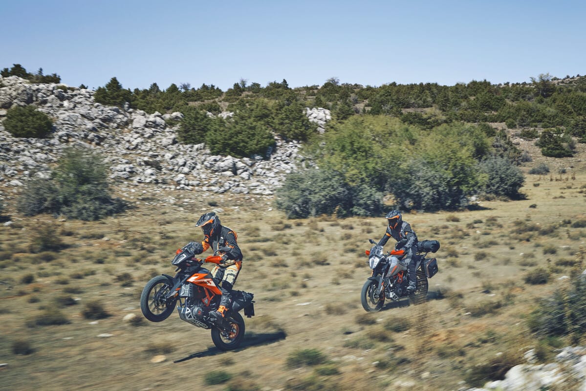 KTM 390 ADVENTURE 2024: LISTA PARA EXPLORAR TERRENOS DESCONOCIDOS V12MAGAZINE La KTM 390 ADVENTURE 2024, importada por Autocolombiana llegó para conquistar los caminos y desafiar los límites. Combina versatilidad con rendimiento. V12MAGAZINE