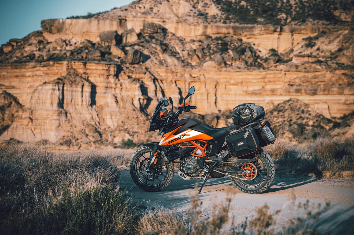KTM 390 ADVENTURE 2024: LISTA PARA EXPLORAR TERRENOS DESCONOCIDOS V12MAGAZINE La KTM 390 ADVENTURE 2024, importada por Autocolombiana llegó para conquistar los caminos y desafiar los límites. Combina versatilidad con rendimiento. V12MAGAZINE