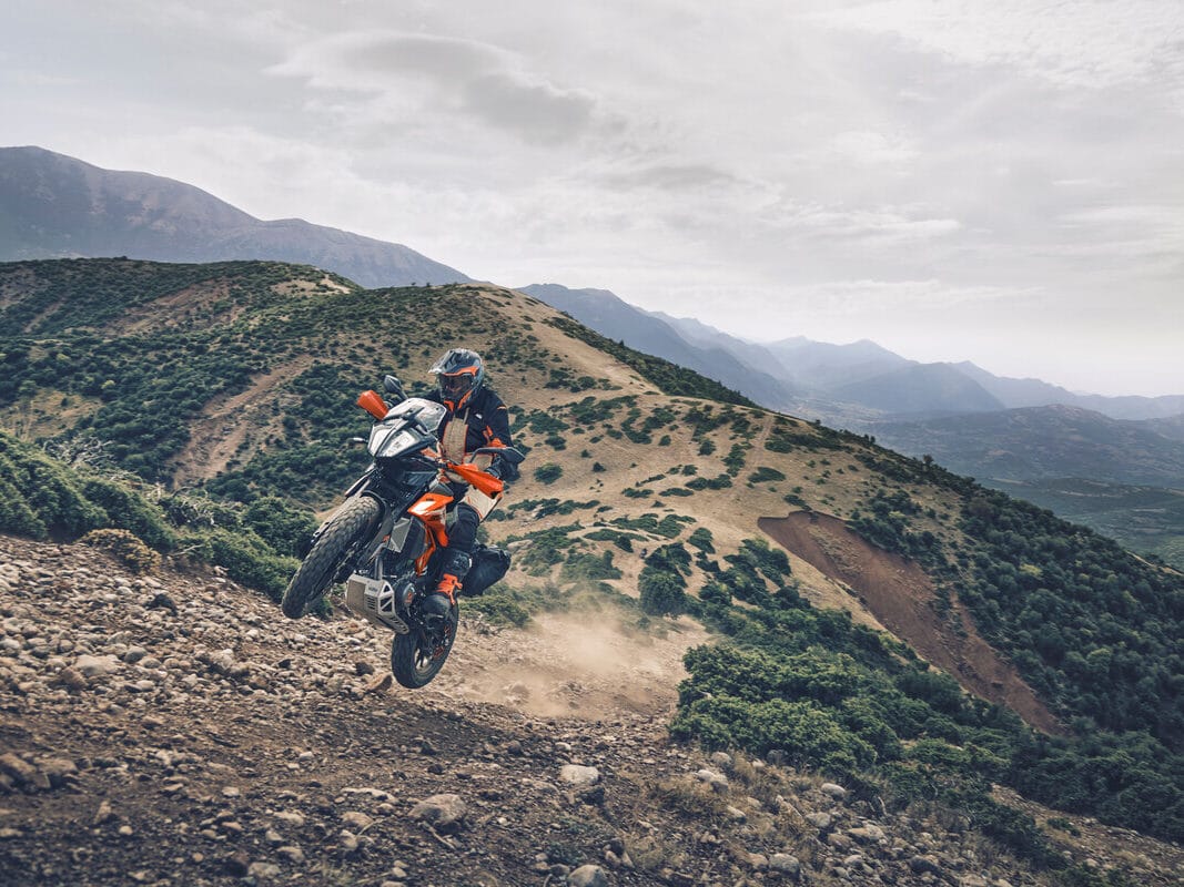 KTM 390 ADVENTURE 2024: LISTA PARA EXPLORAR TERRENOS DESCONOCIDOS V12MAGAZINE La KTM 390 ADVENTURE 2024, importada por Autocolombiana llegó para conquistar los caminos y desafiar los límites. Combina versatilidad con rendimiento. V12MAGAZINE