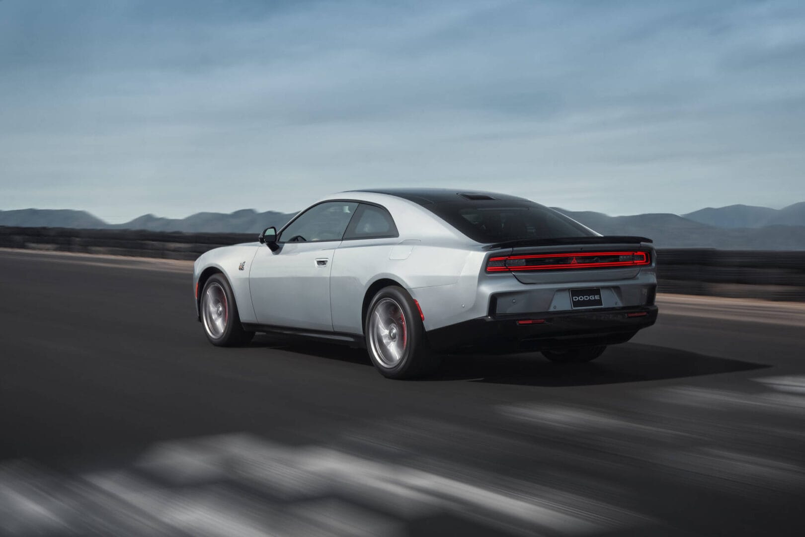 EL DODGE CHARGER DAYTONA 2024: EL PRIMER MUSCLE CAR ELÉCTRICO DE LA HISTORIA CON 670 CABALLOS DE POTENCIA V12MAGAZINE El Dodge Charger Daytona 2024 ofrece una impresionante potencia y conserva su título como el muscle car más rápido y potente del mundo. V12MAGAZINE