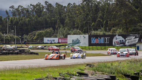 EL CNA TEMPORADA 2024 ARRANCA ESTE SÁBADO CON EL RETO VALIENTES V12MAGAZINE El CNA, organizado por el Club Los Tortugas con el aval de la Federación de Automovilismo arranca con su válida Reto Valientes. V12MAGAZINE