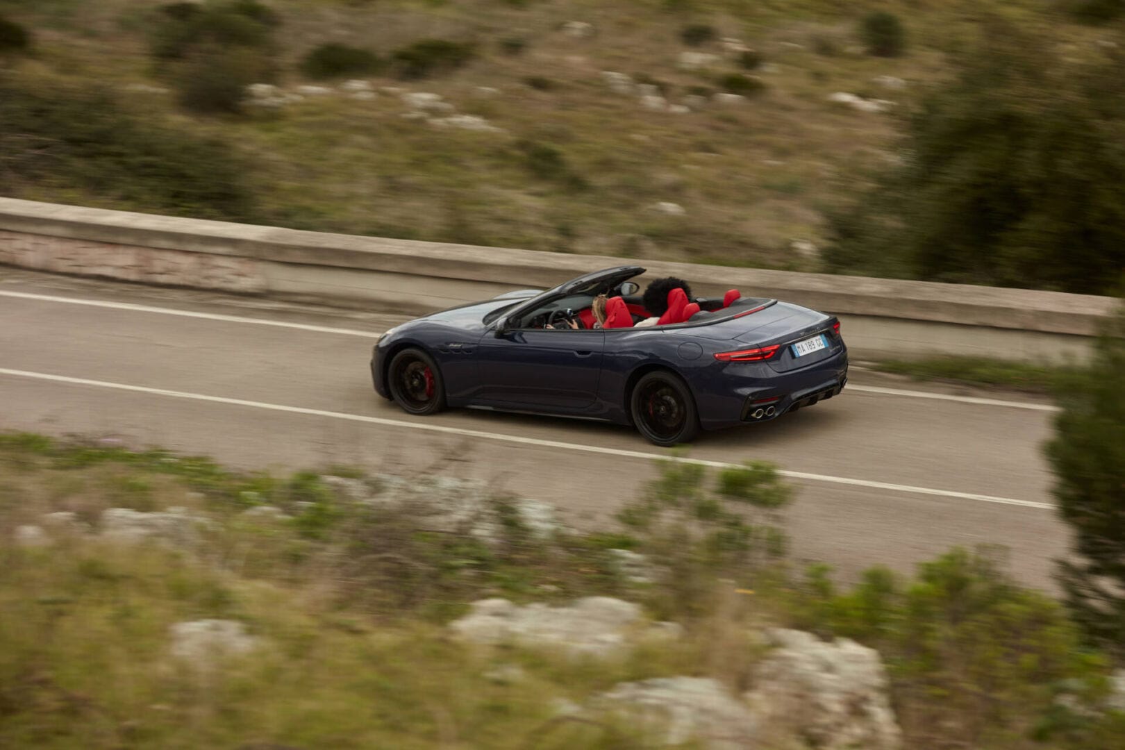 MASERATI GRANCABRIO: ELEGANCIA Y POTENCIA BAJO EL SOL V12MAGAZINE La llegada del nuevo Maserati GranCabrio marca un nuevo capítulo en la historia de la automoción, combinando lujo y rendimiento al aire libre. V12MAGAZINE