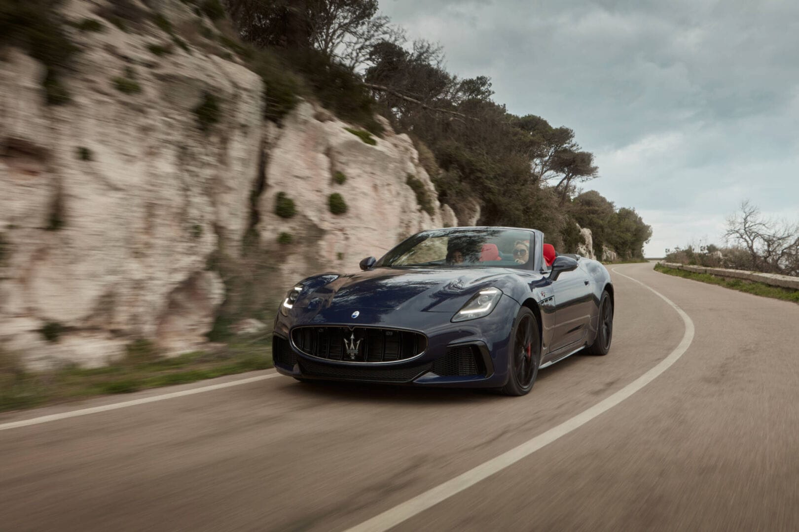MASERATI GRANCABRIO: ELEGANCIA Y POTENCIA BAJO EL SOL V12MAGAZINE La llegada del nuevo Maserati GranCabrio marca un nuevo capítulo en la historia de la automoción, combinando lujo y rendimiento al aire libre. V12MAGAZINE