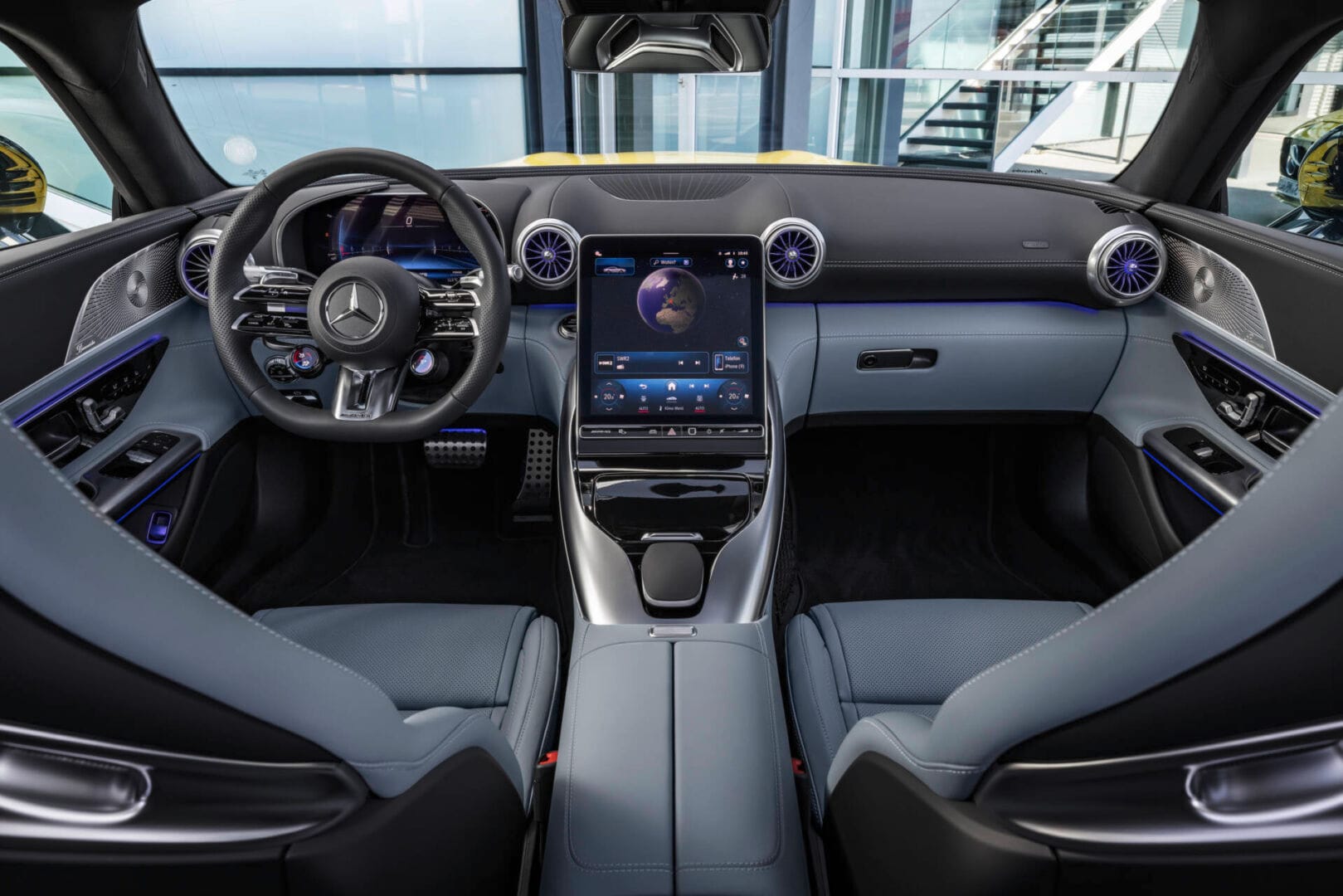MERCEDES-AMG GT 43 COUPÉ: UN ICONO DE ELEGANCIA CON 422 CABALLOS DE POTENCIA V12MAGAZINE Mercedes-AMG GT 43 Coupé es la última joya de ingeniería pues establece nuevos estándares en rendimiento y tecnología. V12MAGAZINE