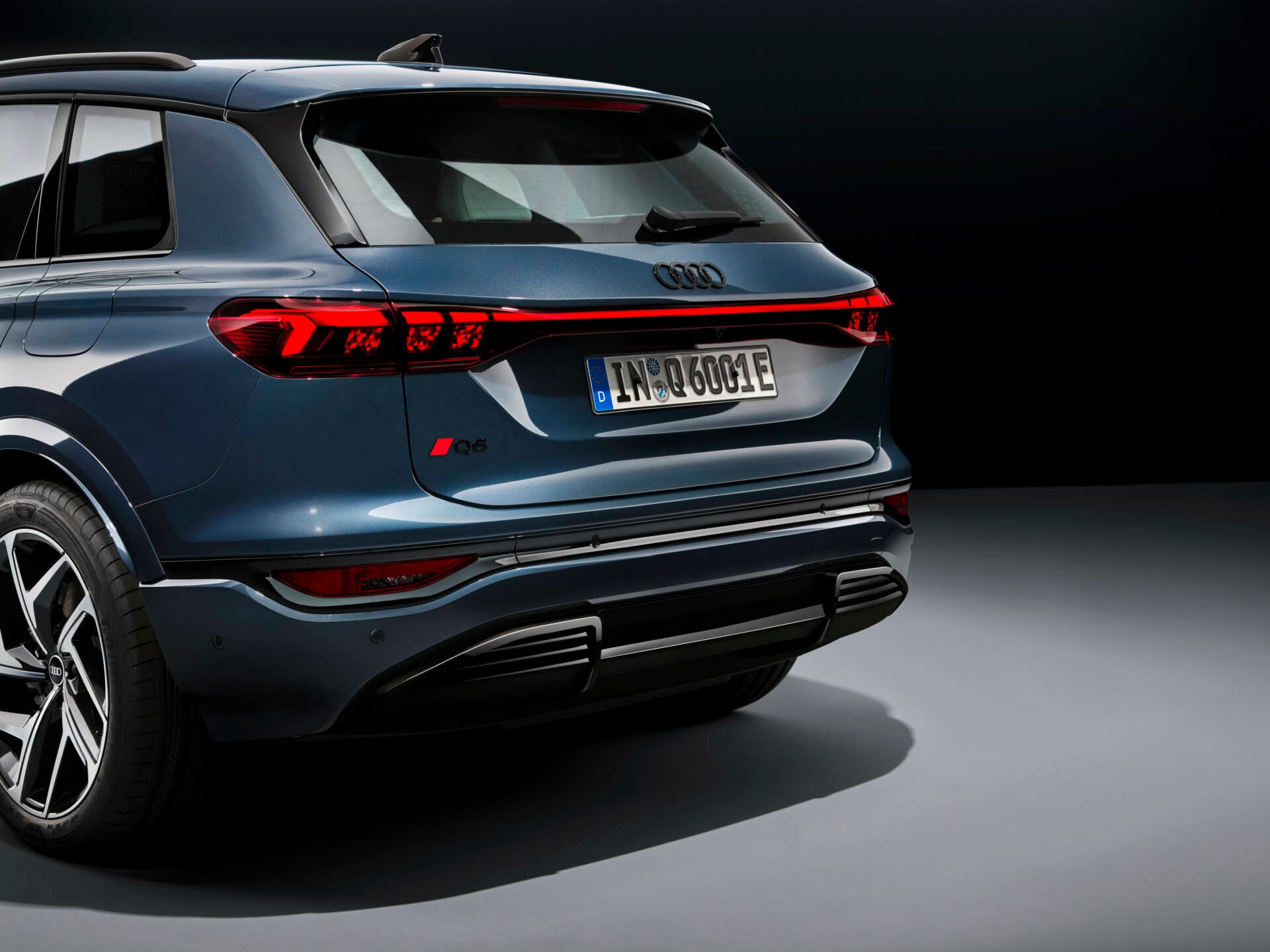 AUDI Q6 E-TRON REVOLUCIONA EL DISEÑO Y LA TECNOLOGÍA CON 625 KM DE AUTONOMÍA V12MAGAZINE El AUDI Q6 E-TRON establece una nueva referencia en términos de prestaciones, autonomía, recarga, dinámica de conducción y diseño. V12MAGAZINE